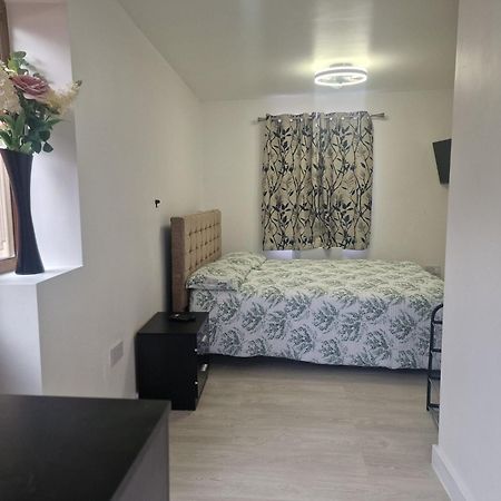 Studio Flat On Straight Road, Harold Hill, Havering Esterno foto