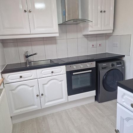 Studio Flat On Straight Road, Harold Hill, Havering Esterno foto