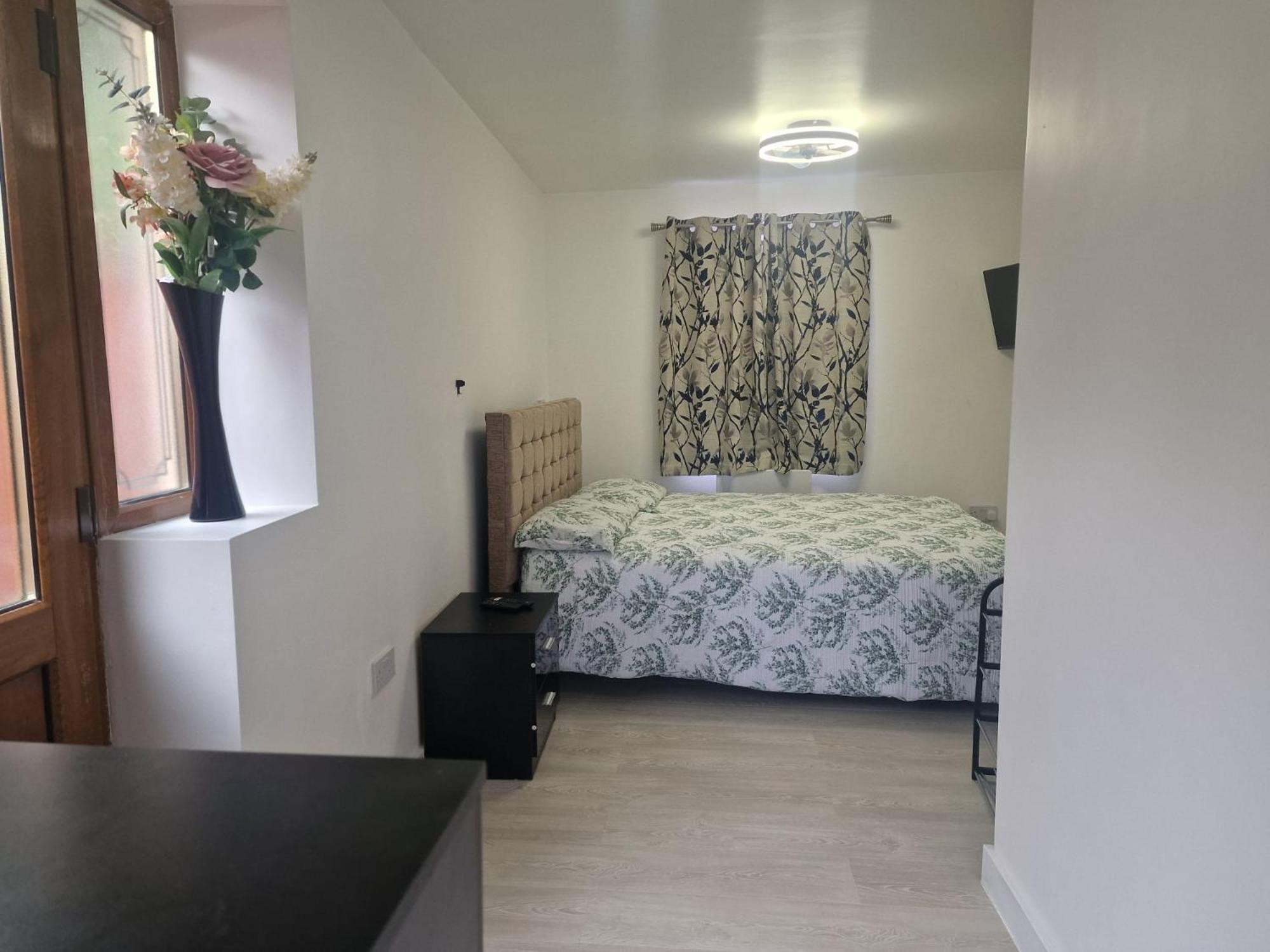 Studio Flat On Straight Road, Harold Hill, Havering Esterno foto