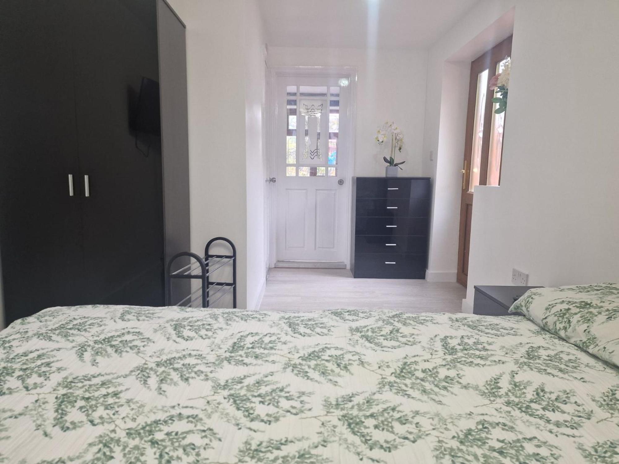 Studio Flat On Straight Road, Harold Hill, Havering Esterno foto