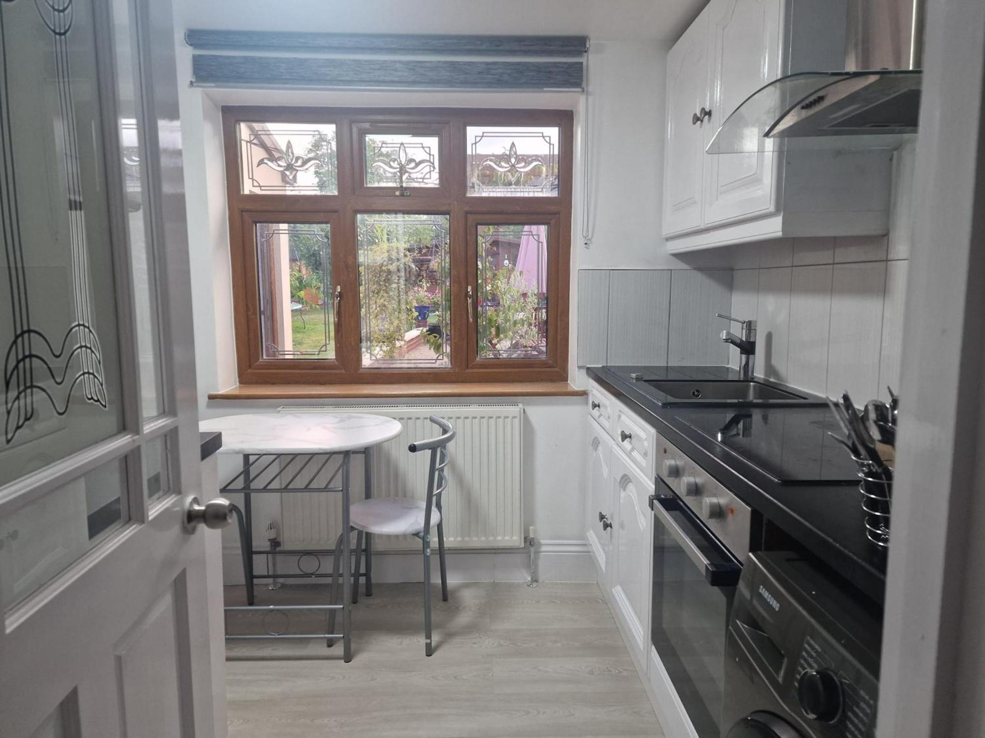 Studio Flat On Straight Road, Harold Hill, Havering Esterno foto